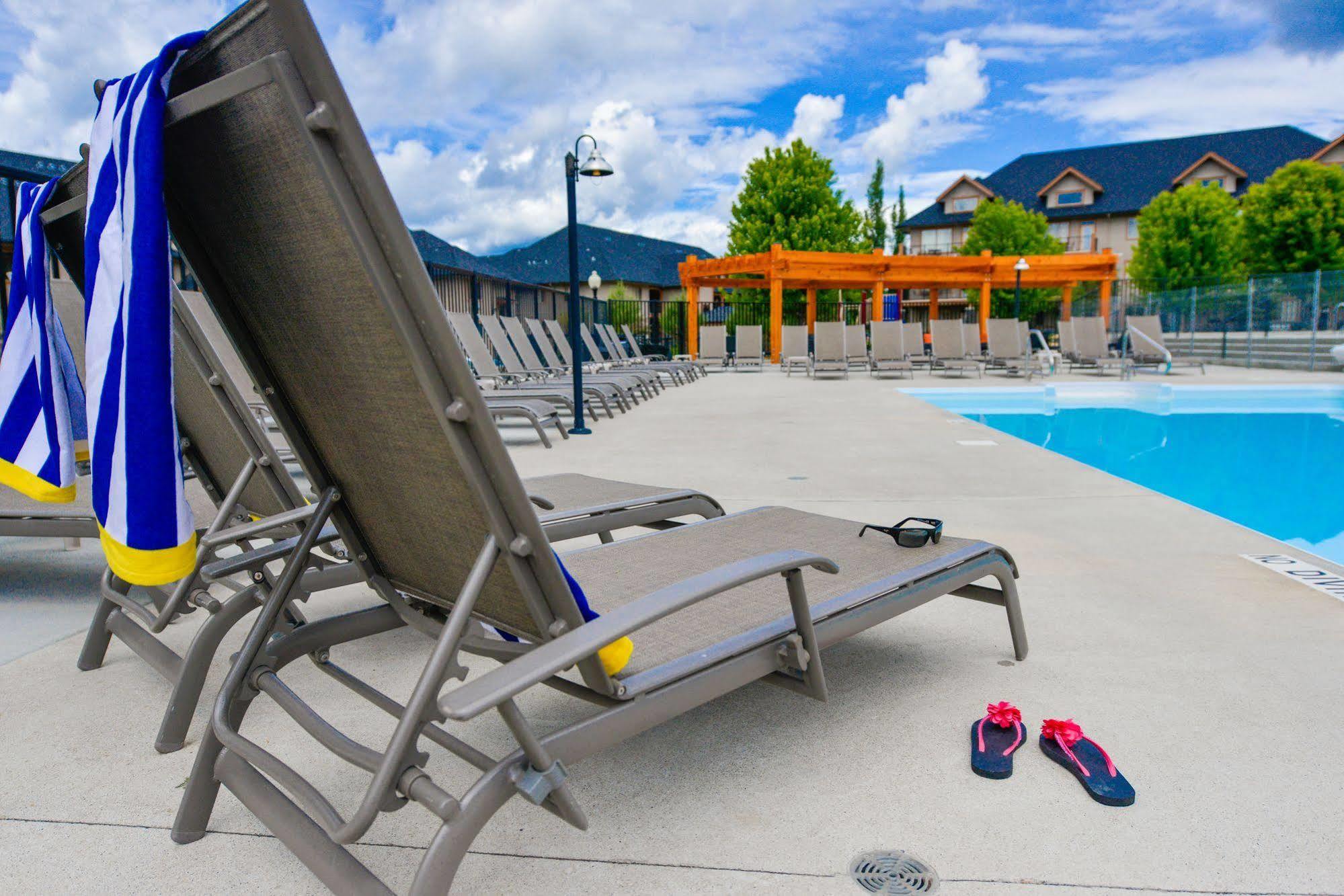 Bighorn Meadows Resort เรเดียมฮอตสปริงส์ ภายนอก รูปภาพ