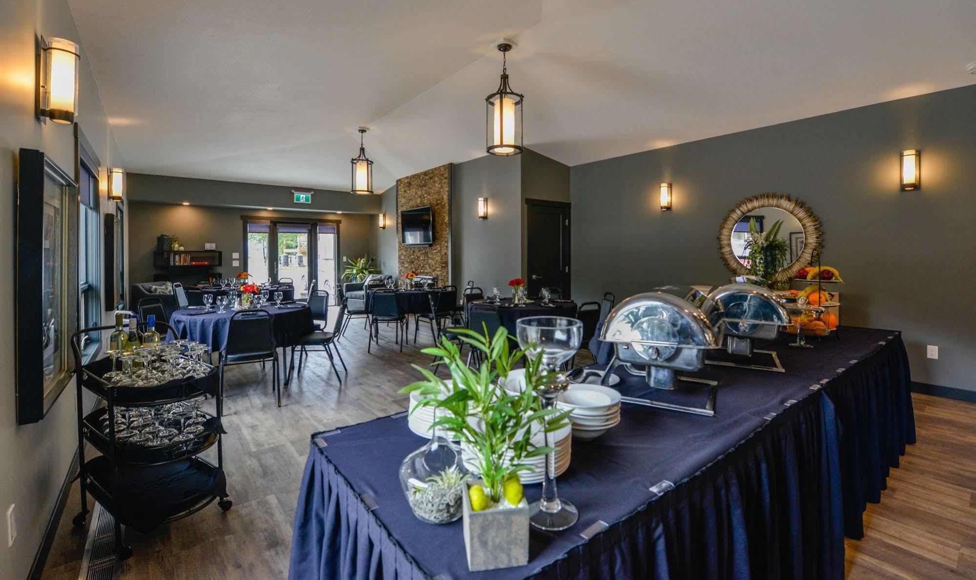 Bighorn Meadows Resort เรเดียมฮอตสปริงส์ ภายนอก รูปภาพ